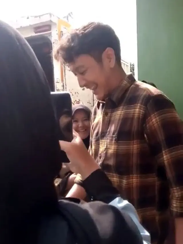 Dimas Anggara di Rumah Warga