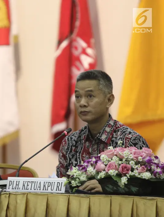 PLH Ketua KPU Wahyu Setiawan mensosialisasikan fasilitas alat peraga dan jadwal kampanye 2019 bagi peserta pemilu tingkat pusat di Gedung KPU, Jakarta, Kamis (30/8). Sosialisasi ini dihadiri oleh LO partai politik. (Liputan6.com/Herman Zakharia)