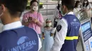 Pengunjung bersiap untuk mengunjungi taman hiburan Universal Studios selama uji coba di Beijing, China, Selasa (31/8/2021). Universal Studios mengumumkan Senin, 30 Agustus 2021, bahwa taman hiburan pertamanya di China akan dibuka di ibukota negara pada bulan September. (AP Photo/Ng Han Guan)