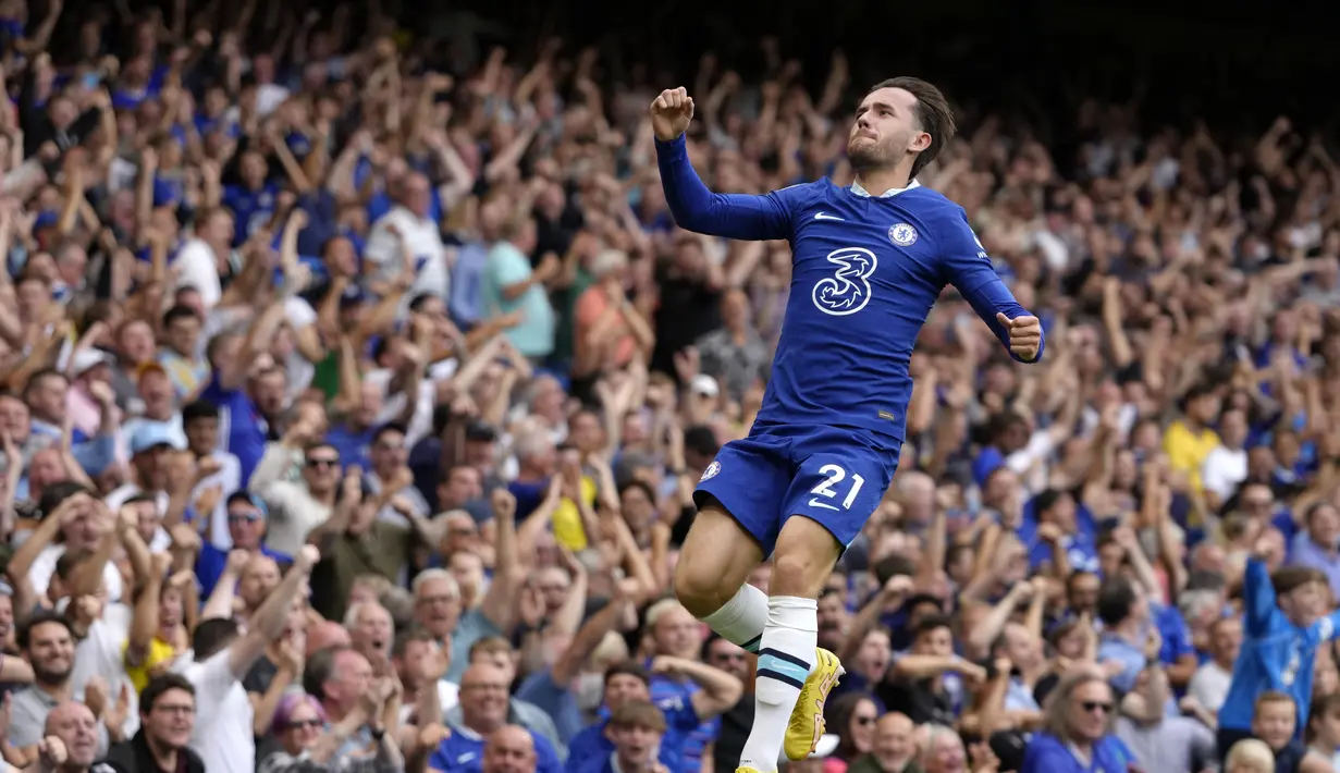 Bek Chelsea, Ben Chilwell berselebrasi usai mencetak gol ke gawang West Ham United pada pertandingan lanjutan Liga Inggris di Stadion Stamford Bridge di London, Sabtu (3/9/2022). Chelsea menang tipis atas West Ham dengan skor 2-1. (AP Photo/Kirsty Wigglesworth)