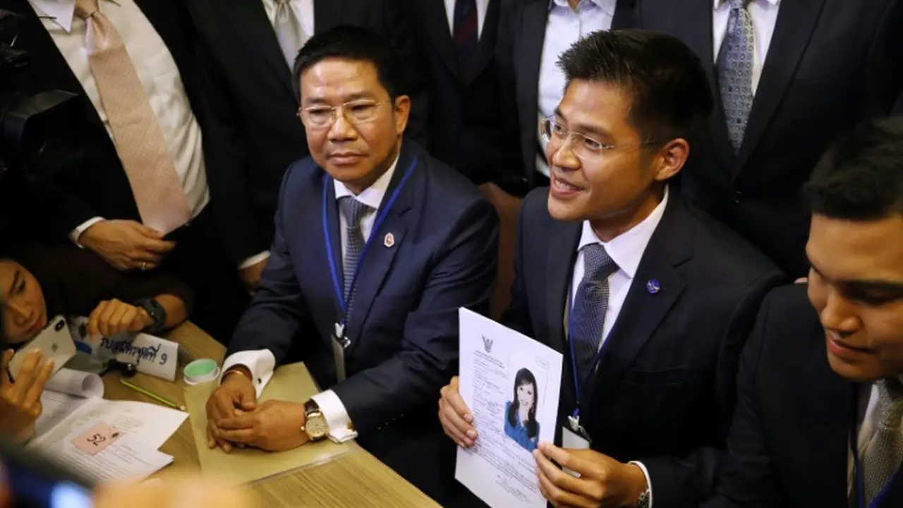 Pihak Thai Raksa Chart Party Memegang Berkas Pendaftaran Putri Ubolratana (AFP Photo/Krit Phromsakla)