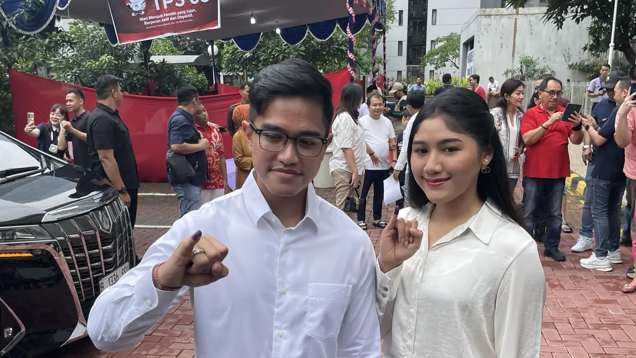 Ketua Umum Partai Solidaritas Indonesia atau Ketum PSI Kaesang Pangarep didampingi istrinya, Erina Sofia Gudono menunaikan hak pilihnya di TPS 63, Apartemen Taman Rasuna, Kuningan, Jakarta Selatan (Jaksel) pada Rabu (14/2/2024).