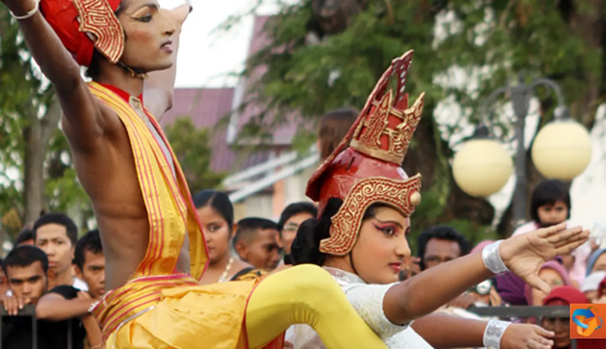 Citizen6, Banda Aceh: Penari dari Sri Lanka tampil di hadapan ratusan warga Aceh di Taman Sari Banda Aceh, Senin (25/7). Acara itu merupakan bagian dari paket kegiatan Aceh International Folklore yang digelar 23-25 Juli 2011 dan  27-28 Juli 2011 di Sabang