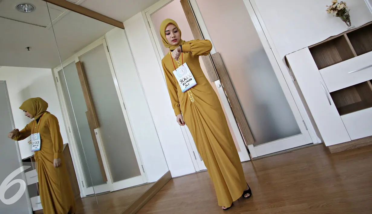 Peserta menunjukkan bakat aktingnya saat mengikuti audisi Putri Muslimah Indonesia 2016, Jakarta, Minggu (24/4). Para wanita ini diminta menunjukkan kemampuan yang dimiliki seperti akting,dll. (Liputan6.com/Immanuel Antonius)