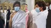 6 Potret Shah Rukh Khan Jalani Ibadah Umrah, Jadi Sorotan (Sumber: Instagram/whiz_bliz/zonabollywood)