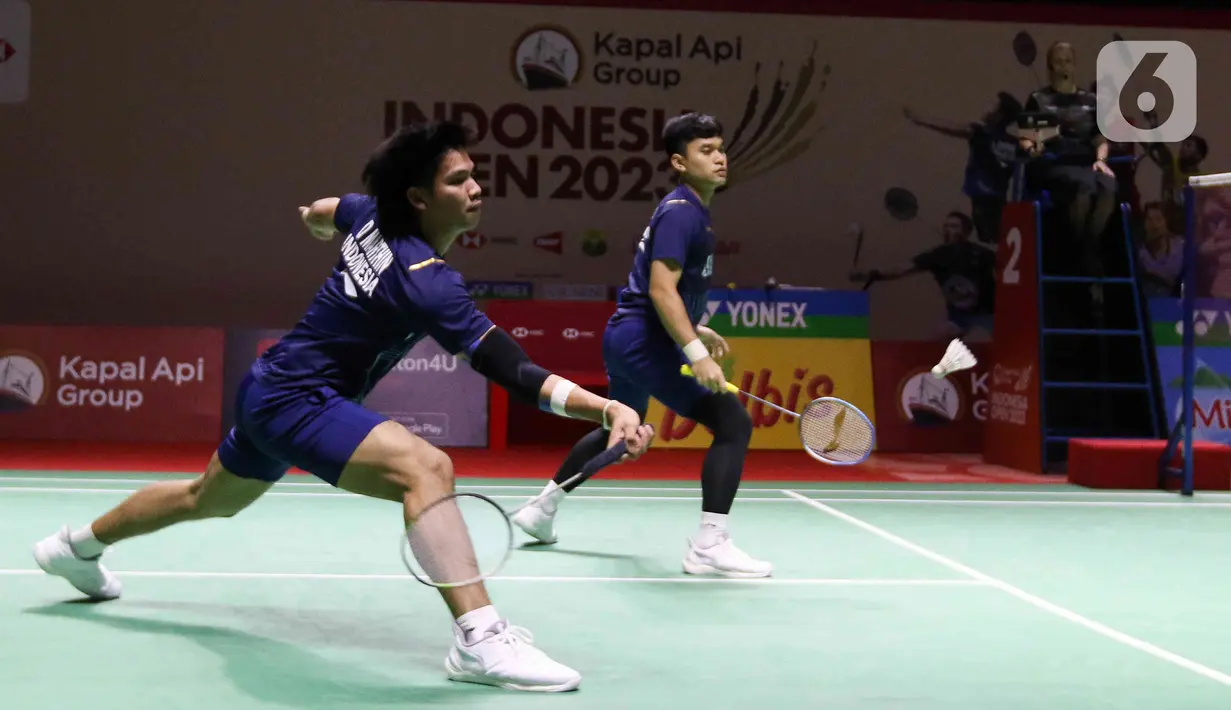 Dalam laga tersebut, Leo/Daniel benar-benar kesulitan menghadapi permainan Kang/Seo. (Liputan6.com/Herman Zakharia)
