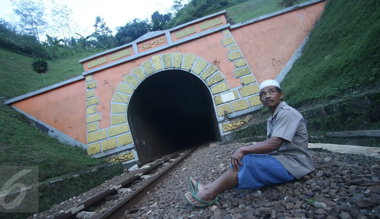 Seorang pria duduk di rel sekitar terowongan Sasaksaat, Bandung Barat, Jawa Barat, Selasa (5/7). Terowongan Sasaksaat ini membelah perbukitan Cidepong dan berada di antara Stasiun Sasaksaat dan Stasiun Maswati. (Liputan6.com/Immanuel Antonius)