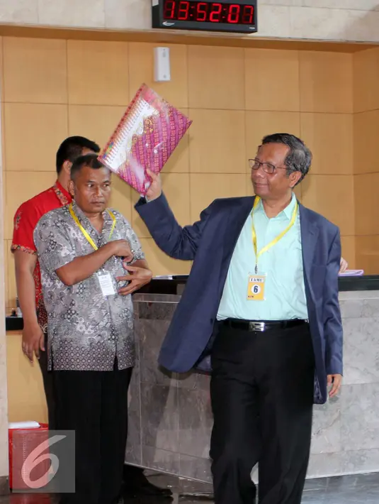 Mantan Ketua Mahkamah Konstitusi, Mahfud MD terlihat membawa map berwarna merah saat mendatangi Gedung KPK, Jakarta, Jumat (4/9/2015). Mahfud enggan banyak berkomentar soal kedatangannya ke KPK. (Liputan6.com/Helmi Afandi) 