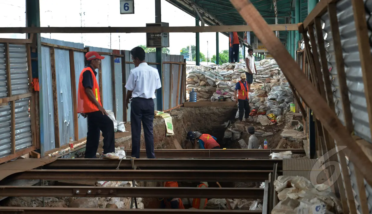 Pekerja menyelesaikan pembangunan terowongan bawah tanah di Stasiun Kereta Api Manggarai, Jakarta, Kamis (12/3/2015). Pembangunan terowongan tersebut untuk memudahkan penumpang berpindah kereta antara peron. (Liputan6.com/Faizal Fanani)