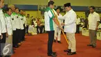 Ketua Umum Partai Gerindra Prabowo Subianto melantik Sandiaga Uno sebagai ketua DPP Asosiasi Pedagang Pasar Seluruh Indonesia (APPSI) di Jakarta, Selasa (22/3). Sandiaga Uno mengantikan Prabowo yang sebelumnya menjadi APPSI. (Liputan6.com/Gempur M Surya)