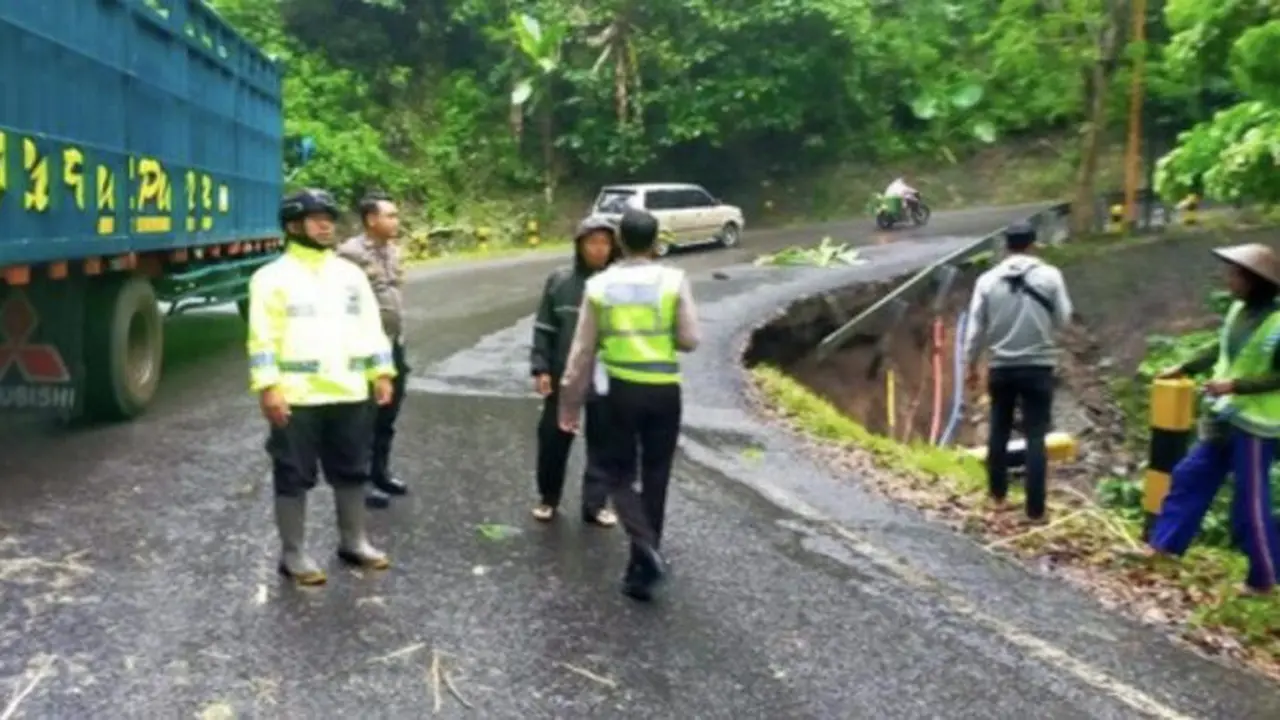 Longsor terjadi di jalur Gumitir perbatasan Banyuwangi - Jember. (Istimewa)