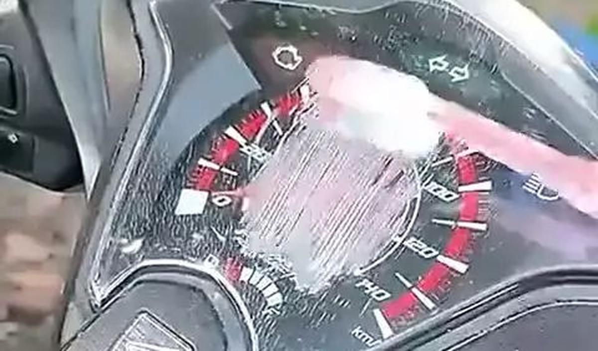 <b>3. Oleskan Larutan Pembersih ke Permukaan Speedometer</b>