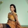 Kain tenin khas Bali karya desainer ternama itu dibuat atasan dan rok pendek, sangat cocok dikenakan Beby Tsabina. Aksen mahkota menambah paras wanita 19 tahun itu cantik paripurna. (Liputan6.com/IG/@bebytsabina).