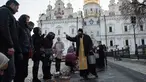 Imam Ortodoks Ukraina memberkati jemaatnya saat perayaan Paskah di gereja Kyiv-Pechersk Lavra di Kiev, Ukraina (8/4). Gereja Ortodoks Timur biasanya merayakan Paskah beberapa minggu setelah perayaan Paskah di gereja Barat. (AP Photo / Evgeniy Maloletka)