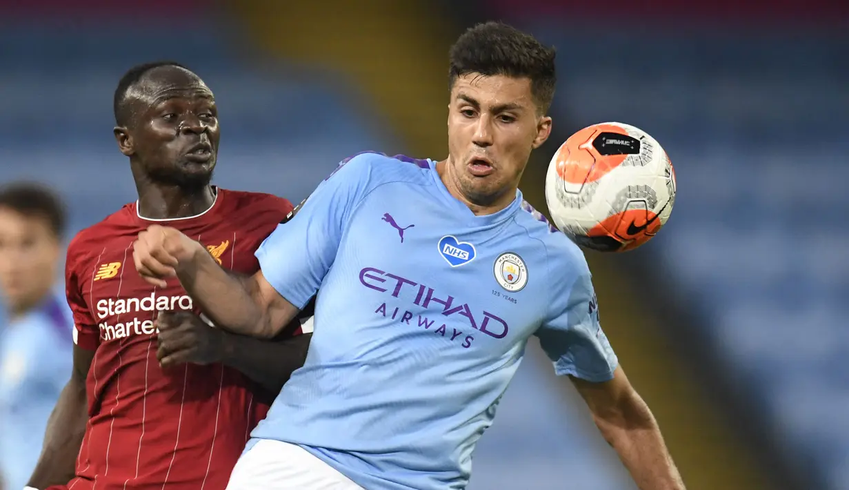 Rodri dikenal sebagai pemain yang tak kenal lelah untuk mendaur ulang penguasaan di lini tengah Manchester City. Ia tercatat mampu menorehkan 82 umpan per laga. Selain itu, Rodri juga memiliki kemampuan bertahan yang baik dengan membuat rata-rata 3 tekel dan 2 intersep per laga. (AFP/Peter Powell)