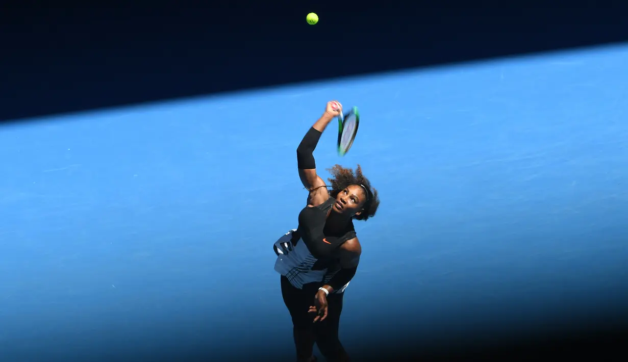 Petenis AS, Serena Williams saat melawan Nicole Gibbs di putaran ketiga Austalia Open, Melbourne, Australia (21/1). Serena berhasil mengalahkan Nicole Gibs dengan skor 6-1, 6-3. (AFP/Saeed Khan)