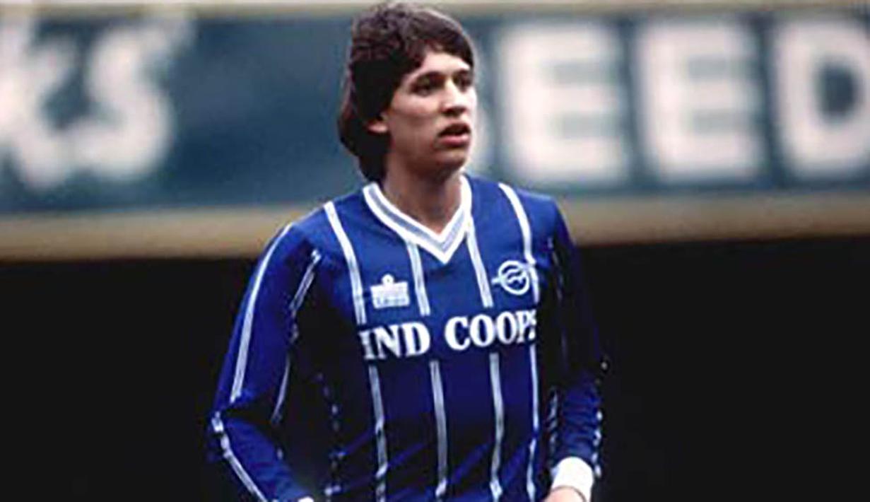 1. Gary Lineker, bintang legendaris Inggris ini merupakan pemain didikan Leicester. Striker dengan tinggi 177 cm itu memulai karier di Leicester tahun 1977 sebelum akhirnya hijrah ke Everton pada tahun 1985. (Bola.com/Thefootballhistoryboys.com)