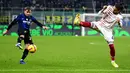 Gelandang Inter Milan Nicolo Barella (kiri) menembak bola ke atas bek Cagliari Martin Caceres pada laga lanjutan Liga Italia pekan ke-17 di Guseppe Meazza, Senin dini hari WIB (13/12/2021). Inter Milan menang telak 4-0 atas tim tamu Cagliari. (Miguel MEDINA / AFP)
