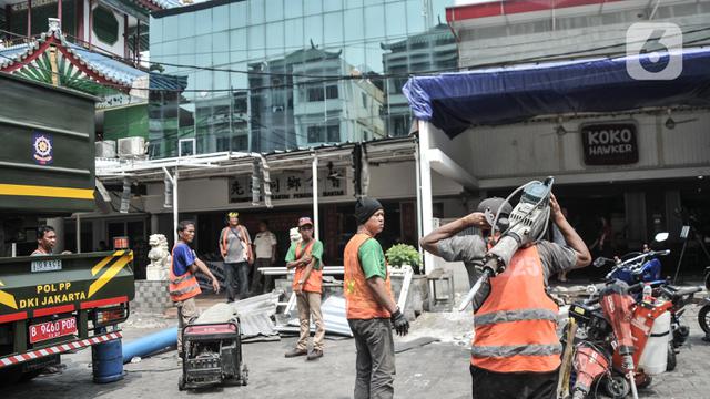 Makan Badan Jalan, Ruko di Pluit Dibongkar