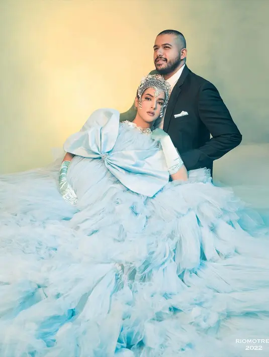 <p>Lewat kepiawaian Rio Motret, Tasya Farasya menjalani maternity shoot bersama suaminya, Ahmad Assegaf. (Foto: Instagram tasyafarasya)</p>