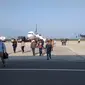 Penumpang pesawat di Bandara Natuna. Kondisi Natuna hari ini, Rabu (5/2/2020), sudah mulai kondusif, warga bahkan sudah menjalani aktivitas seperti biasanya. (Liputan6.com/ Ajang Nurdin)