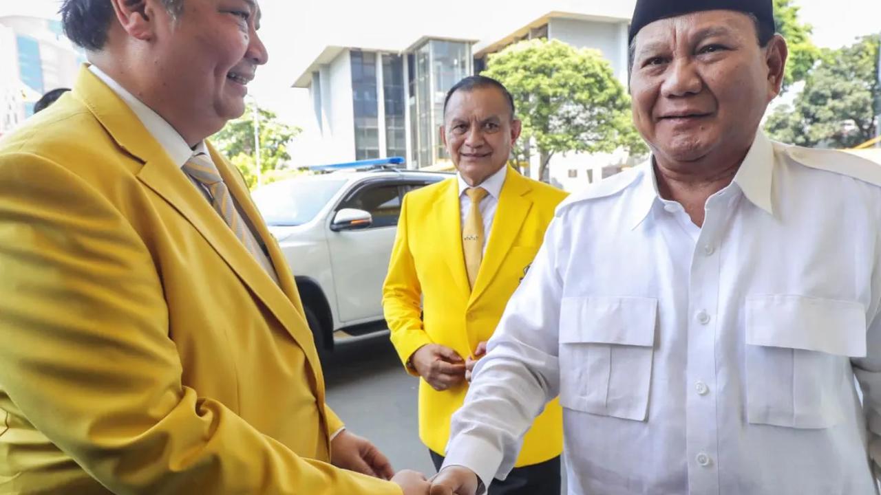 Bakal capres KIM Prabowo Subianto menyempatkan diri untuk menghadiri acara syukuran Hari Ulang Tahun (HUT) ke-59 Partai Golkar yang digelar di DPP Partai Golkar Jakarta Barat, Jumat (20/10/2023).