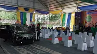 Unika De La Salle Manado mengambil model wisuda yang berbeda yakni secara ‘drive through’, merupakan suatu yang unik dan pertama kali dilaksanakan di Sulut.