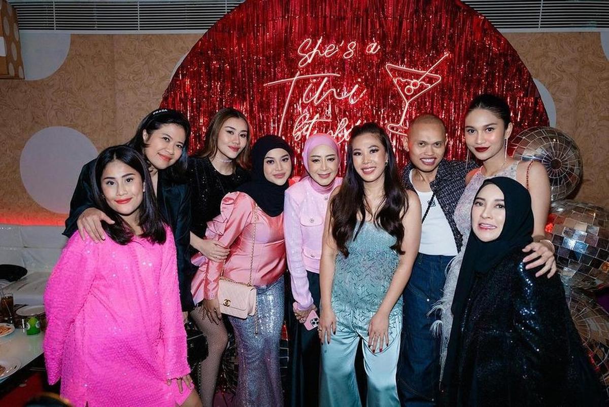 Senada dengan Gya, Aurel Hermansyah juga tampil berbalut busana pink, namun ia memilih bawahan panjang yang gemerlap untuk melengkapi penampilannya.<br>