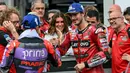 Francesco Bagnaia berhasil meraih pole position atau posisi terdepan sekaligus memecahkan rekor lap Sirkuit Sepang di babak kualifikasi MotoGP Malaysia 2024. (MOHD RASFAN/AFP)