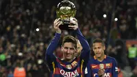 Bintang Barcelona, Lionel Messi, pamer Piala Ballon d'Or jelang laga melawan Athletic Bilbao. Gelar pesepak bola terbaik dunia itu merupakan yang kelima kalinya bagi Messi. (AFP/Lluis Gene)