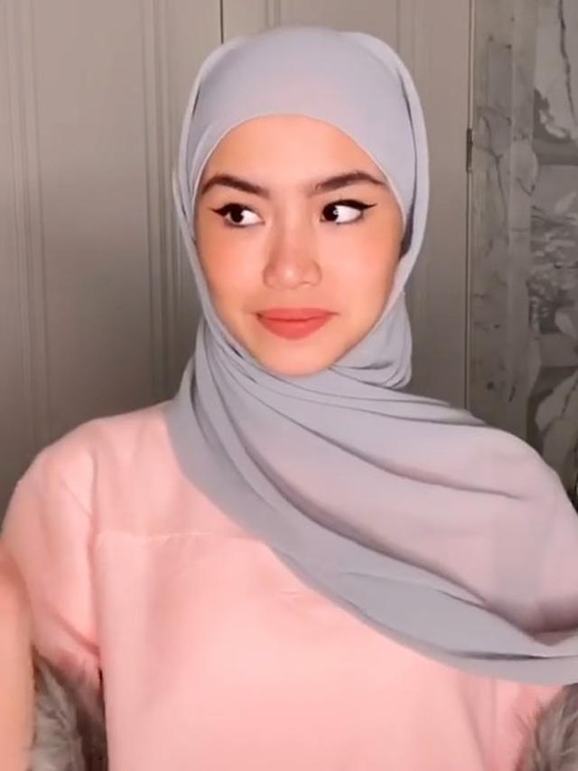 Ilustrasi penggunaan hijab pahmina sifon (Sumber: @sashfir/Instagram)