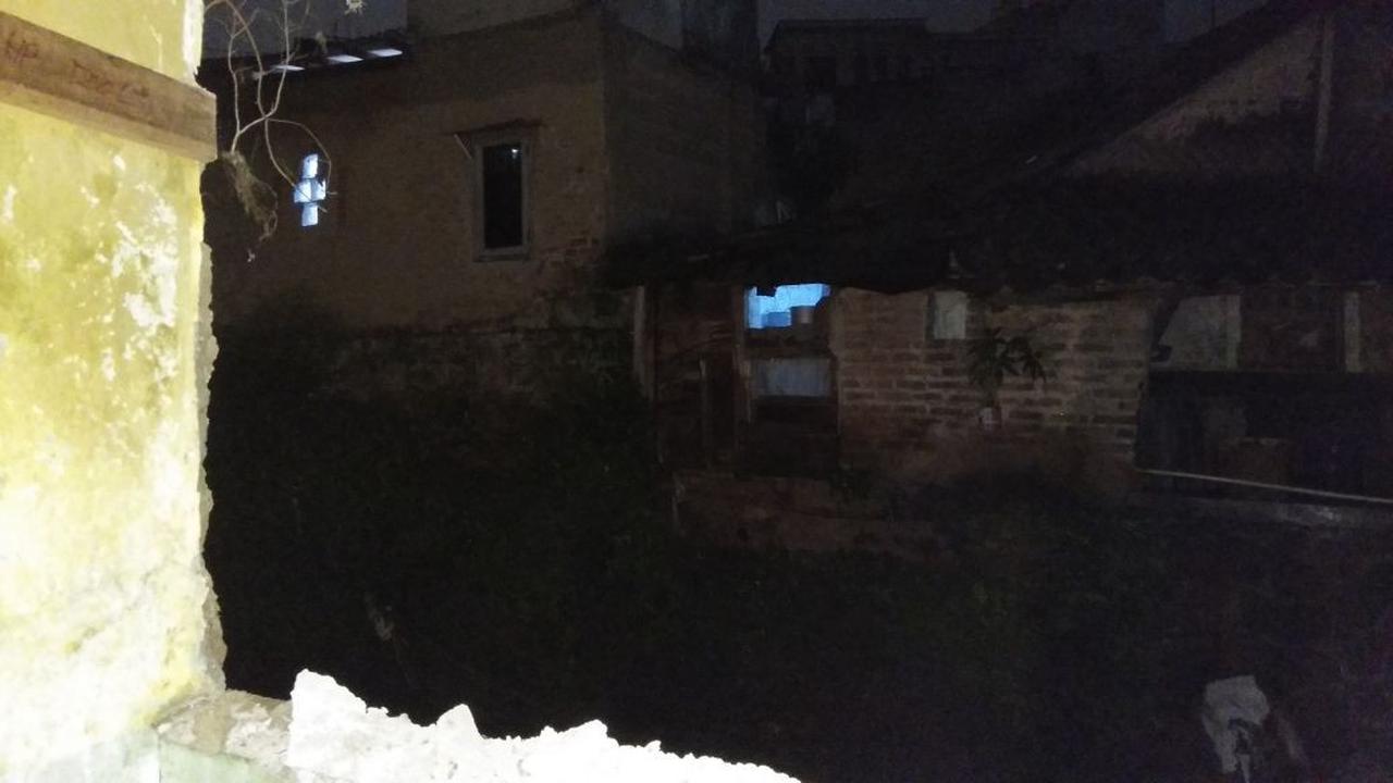 Salah satu rumah Gang Suka Asih RT 02/07, Kelurahan Cibadak, Kecamatan Astana Anyar terendam dan membuat panik empat anggota keluarga. (Dok. Diskar PB Kota Bandung)