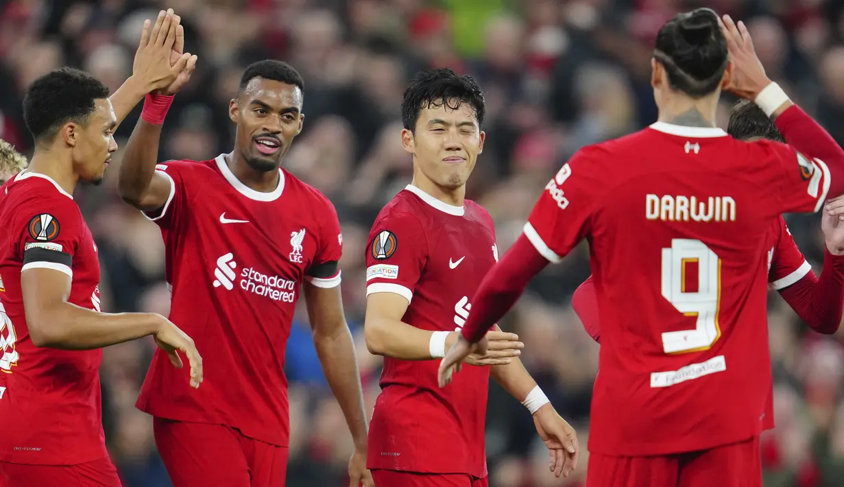 Gelandang Liverpool Wataru Endo, tengah, berselebrasi setelah mencetak gol kedua timnya ke gawang Toulouse pada matchday 3 Grup E Liga Europa 2023/2024 di Anfield, Jumat (27/10/2023) WIB. (AP Photo/Jon Super)