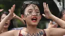 Aktivis yang tergabung dalam aliansi perempuan bangkit bernyanyi saat melakukan aksi damai pada Hari Ibu di depan Istana, Jakarta, Minggu (22/12/2019). Dalam aksi tersebut mereka menyuarakan agar menyamakan hak-hak perempuan dan kesejahteraan. (Liputan6.com/Angga Yuniar)