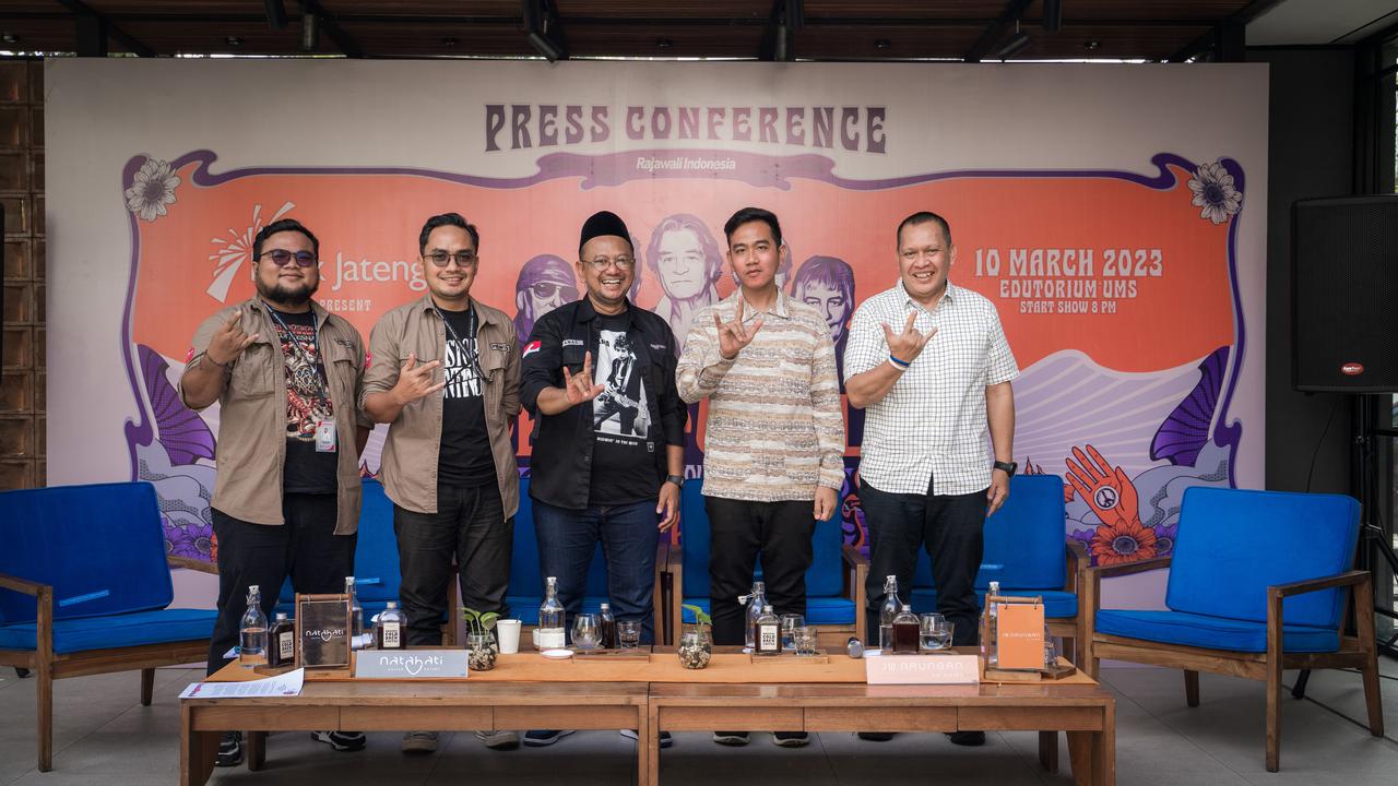 Founder Rajawali Indonesia, Anas Syahrul Alimi bersama Walikota Solo, Gibran Rakabuming Raka saat jumpa pers konser Deep Purple.