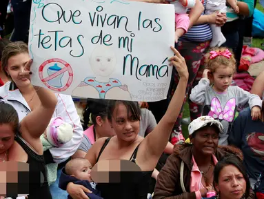 Para ibu membentangkan poster saat menyusui bayi mereka di peringatan Pekan ASI Dunia di Bogota, Kolombia (3/8). Aksi ini untuk mengkampanyekan pentingnya manfaat Air Susu Ibu (ASI) untuk kesehatan bayi dan balita. (REUTERS/John Vizcaino)