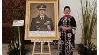 Model Atasan Kebaya Bordir Hitam-Pink ala Titiek Soeharto yang Anggun dan Berkelas