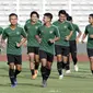 Pemain Timnas Indonesia U-22 saat latihan di Stadion Madya, Senayan, Jakarta, Senin (4/3). Latihan tersebut untuk persiapan kualifikasi Piala AFC U-23. (Bola.com/M Iqbal Ichsan)