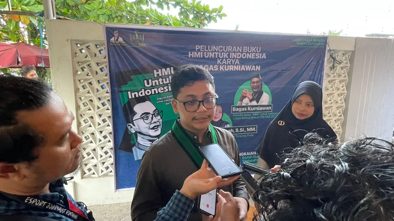 Calon Ketua Umum PB HMI Bagas Kurniawan usai acara launching buku HMI Untuk Indonesia di warung kopi Teras Putih, Jalan Imam Bonjol, Kecamatan Pontianak Tenggara. (Istimewa)