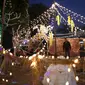 Umat Kristen mengunjungi kandang yang didekorasi khusus untuk perayaan Natal, di lingkungan Kristen Islamabad, Pakistan, Jumat (24/12/2021). (AP Photo/Anjum Naveed)