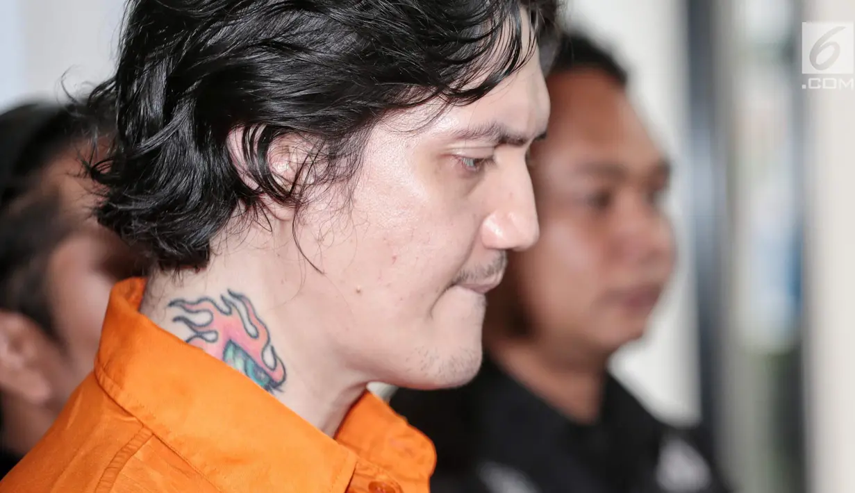 Anak musisi Ahmad Albar, Ozzy Albar dihadirkan dalam rilis kasus Narkoba di Dirtresnarkoba Polda Metro Jaya, Jakarta, Kamis (13/9). Ozzy ditangkap di sebuah ATM di Jalan Wolter Monginsidi dengan barang bukti ganja 2,66 gram. (Liputan6.com/Faizal Fanani)