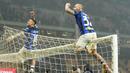 Pemain Inter Milan, Lautaro Martinez dan Federico Dimarco melakukan selebrasi dengan menaiki gawang saat perayaan juara setelah menaklukkan AC Milan di Stadion San Siro, Selasa (23/4/2024). Ini adalah trofi ke-20 Inter, La Beneamata berhak mengenakan dua bintang di atas logo klub di jersey mulai musim depan. (AP Photo/Luca Bruno)
