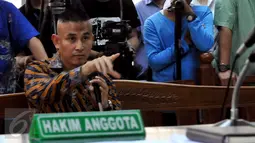 Anak didik OC Kaligis, Afrian Bondjol memberikan kesaksian dalam sidang lanjutan terkait kasus suap anggota hakim dan panitera PTUN Medan dengan terdakwa OC Kaligis di Pengadilan Tipikor, Rabu (4/11). (Liputan6.com/Helmi Afandi)