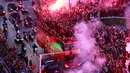 Warga melakukan perayaan saat parade Timnas Maroko di Rabat, Maroko, 20 Desember 2022. Timnas Maroko mendapat sambutan hangat di negaranya setelah berhasil meraih juara keempat Piala Dunia 2022. (AP Photo)