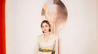Syifa Hadju tampil menawan dengan kebaya kutubaru modifikasi beraksen lengan panjang. Dipadukan dengan kain batik sebagai bawahan dan obi belt [@syifahadju]