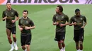 Pemain Arsenal, Pierre-Emerick Aubameyang, Henrikh Mkhitaryan, Alex Iwobi dan Ainsley Maitland-Niles melakukan pemanasan selama latihan di stadion Mestalla, Spanyol (8/5/2019). Arsenal akan bertanding melawan Valencia pada leg kedua babak semifinal Liga Europa di Mestalla. (AFP Photo/Jose Jordan)