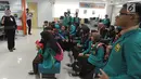 Karyawan BNI memberi pengetahuan tentang perbankan kepada para siswa saat berkunjung ke BNI Kantor Cabang Tebet, Jakarta (2/5). (Merdeka.com/Arie Basuki)