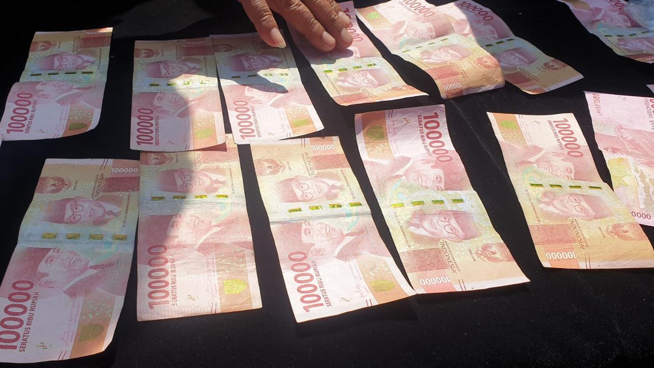 Sejumlah barang bukti berupa uang pecahan Rp 100 ribu hasil penangkapan dari tersangka HH, mucikari PSK di kawasan wisata Cipanas, Garut, Jawa Barat.