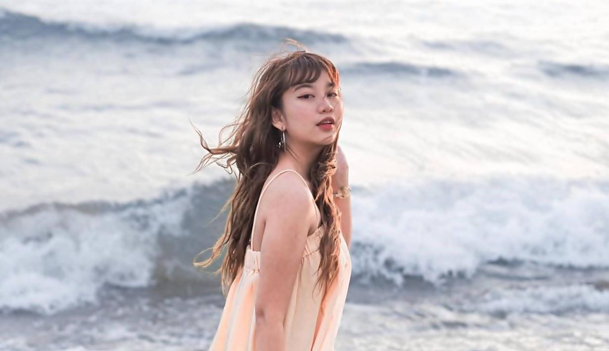 Pantai memang menjadi salah tempat favorit untuk menjadi tujuan wisata. Saat berada di pantai, pelantun lagu Rinduku ini pun tampil keren dengan berbagai pose dengan latar belakangan deburan ombak yang menghampiri. Mengenakan mini dress, gayanya ini pun semakin terlihat sensual. (Liputan6.com/IG/@gheaindrawari)