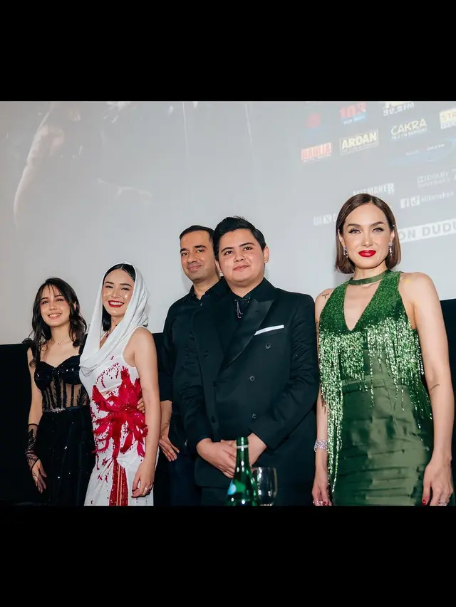 Adu Gaya Glamor Misterius Amanda Manopo dan Sara Wijayanto di Film Premiere Indigo